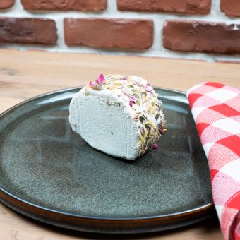 Buche de chèvre aux fleurs