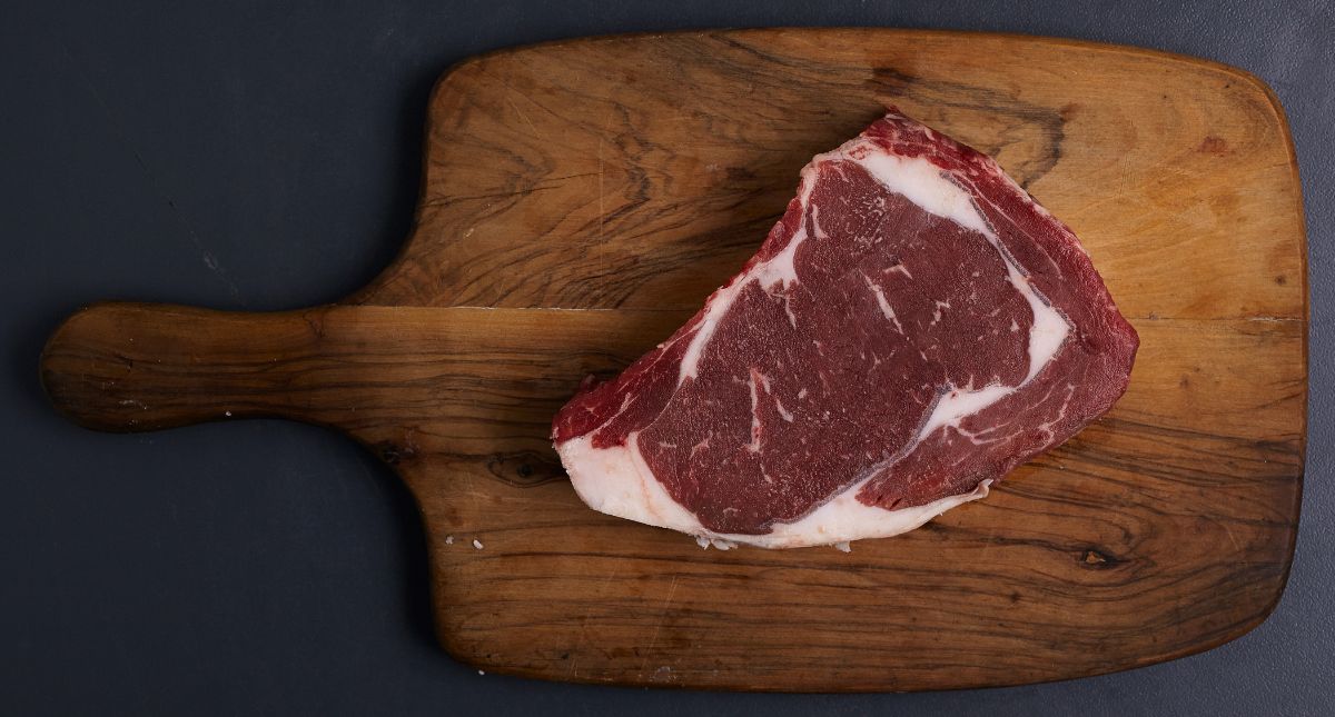 L'entrecôte : les secrets de notre boucher pour un goût inégalé