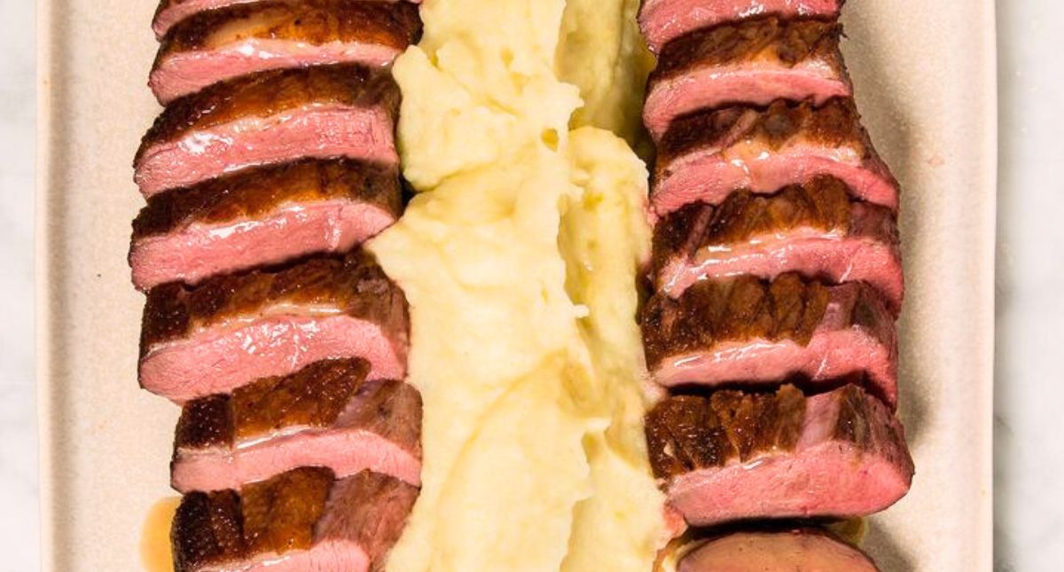 Magret de canard sauce roquefort et purée maison