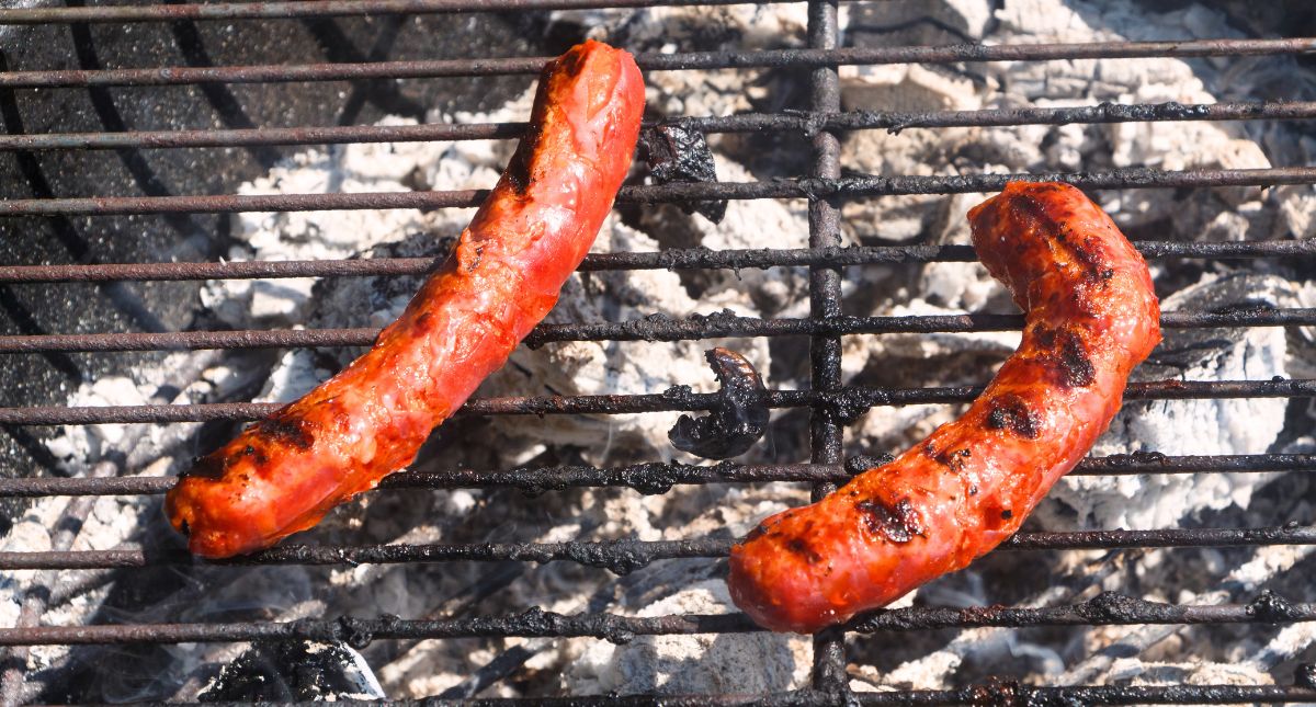 Comment cuire des merguez sans les percer ? Astuces et méthode