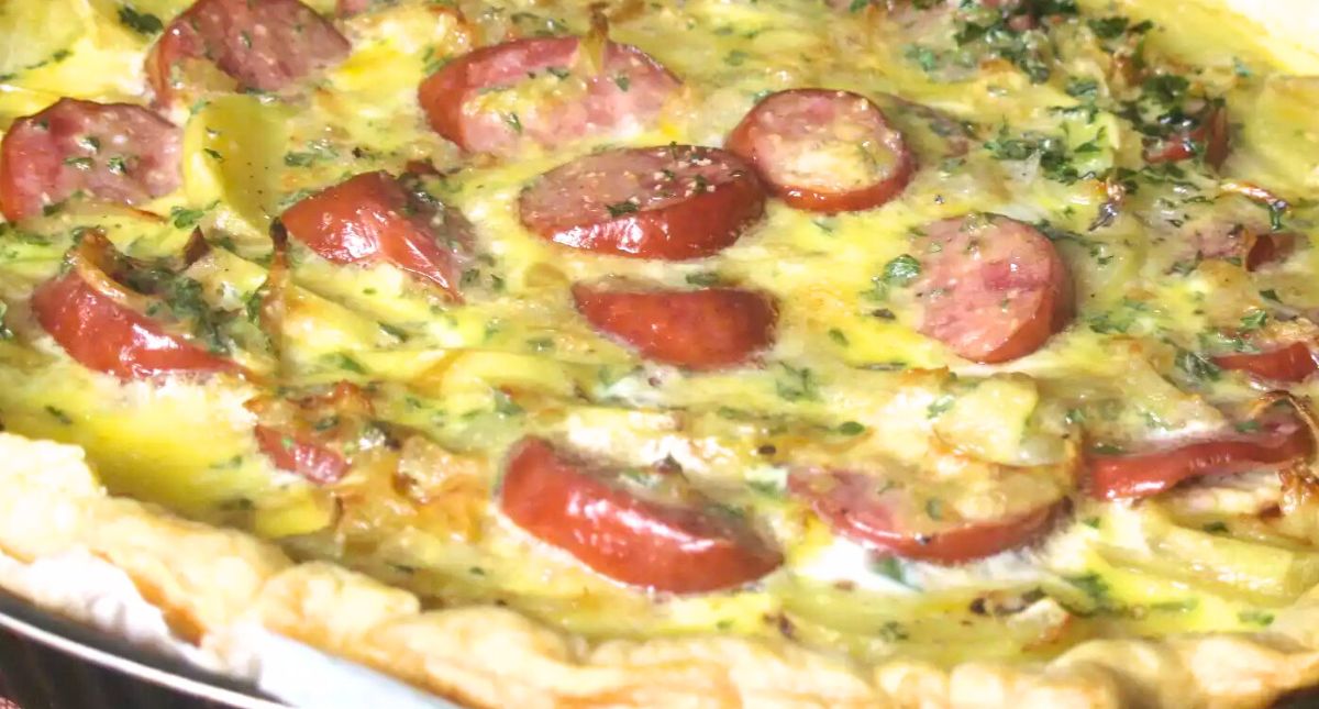 Tarte salée à la saucisse, à la moutarde et au comté